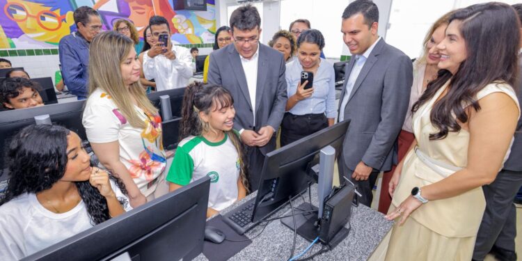 Governador entrega modernização de escola em Teresina e expande acesso a laboratórios, ensino técnico e tempo integral