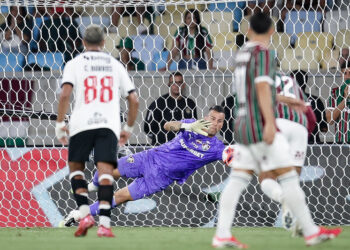 Em jogo de três pênaltis, Fluminense elimina o Vasco e avança para a final do Carioca