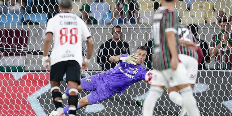Em jogo de três pênaltis, Fluminense elimina o Vasco e avança para a final do Carioca