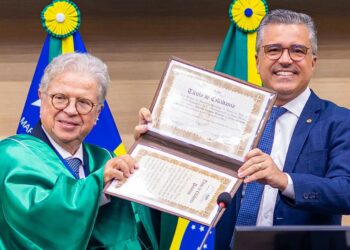 Dr. Vinicius entrega Título de Cidadão Piauiense ao cirurgião cardiovascular Fernando Antônio Lucchese
