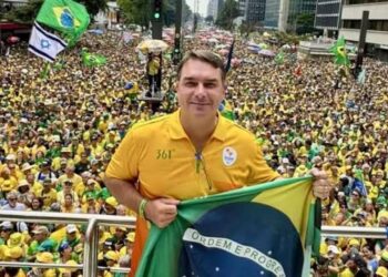 Com Flávio, direita faz ato na Paulista contra Lula e STF por caso Master