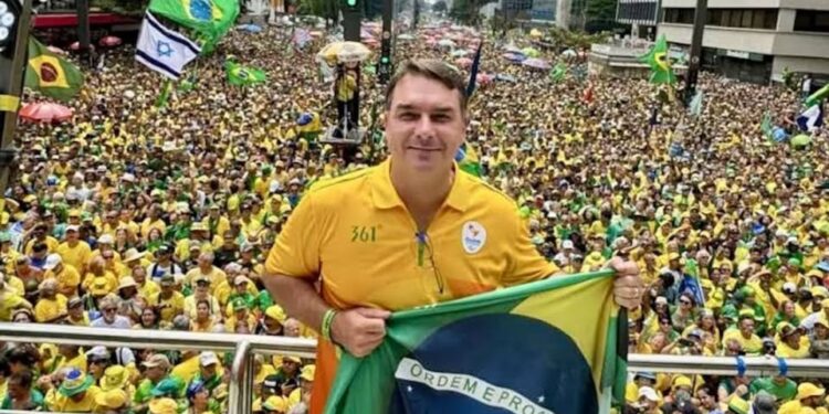 Com Flávio, direita faz ato na Paulista contra Lula e STF por caso Master