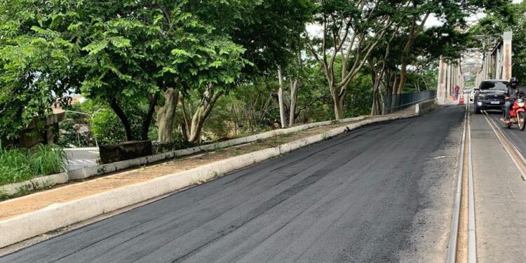 Prefeitura de Teresina realiza recapeamento asfáltico nos acessos da Ponte Metálica