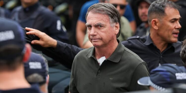 Justiça devolve a Bolsonaro direito a ter assessores, carros e segurança como ex-presidente