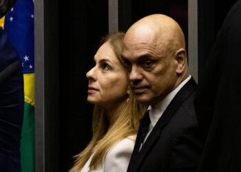 Alexandre de Moraes voou em aviões ligados a Vorcaro, diz jornal; ministro nega