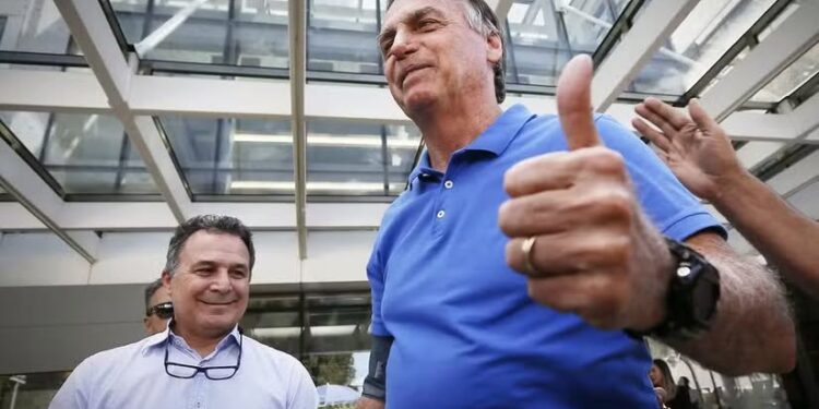 Bolsonaro recebe alta após duas semanas internado com broncopneumonia
