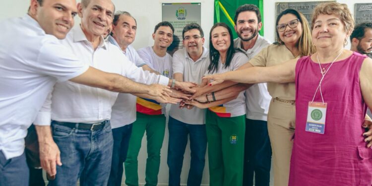 Governador inaugura escola em Floriano e anuncia cinco novos investimentos para o município