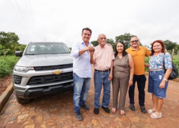 Ciro visita Olho D’Água do Piauí, entrega veículo para a saúde e assegura R$ 1,5 em recursos