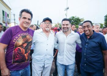 Juntos, Ciro e Joel são cumprimentados pela população durante a Procissão do Bom Jesus dos Passos em Oeiras