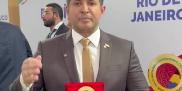 Hugo Napoleão ganha novamente o Selo Ouro do selo nacional compromisso com a educação