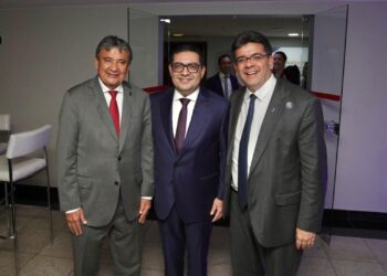 Governador prestigia posse de piauiense como presidente do Conselho Federal de Contabilidade e reforça importância da categoria