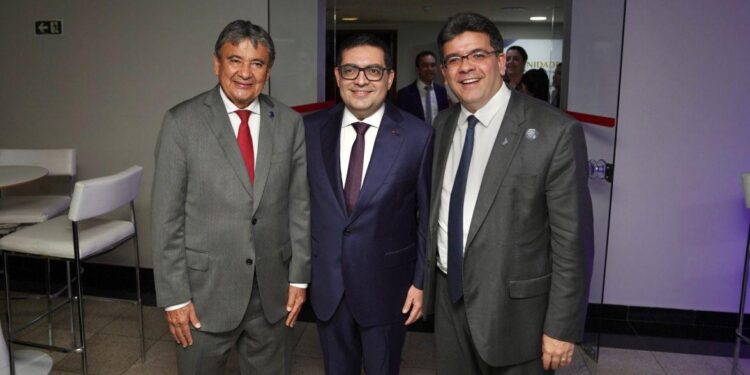Governador prestigia posse de piauiense como presidente do Conselho Federal de Contabilidade e reforça importância da categoria