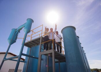 Ciro inaugura sistema de água com investimento de R$ 1 milhão em Buriti dos Lopes