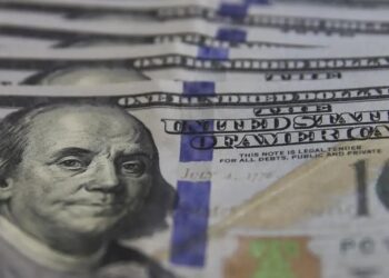 Dólar fecha abaixo de R$ 5 pela primeira vez em mais de dois anos