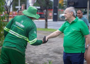 Prefeito Silvio Mendes visita o Centro de Teresina com ação de plantio de árvores e diálogo com a população