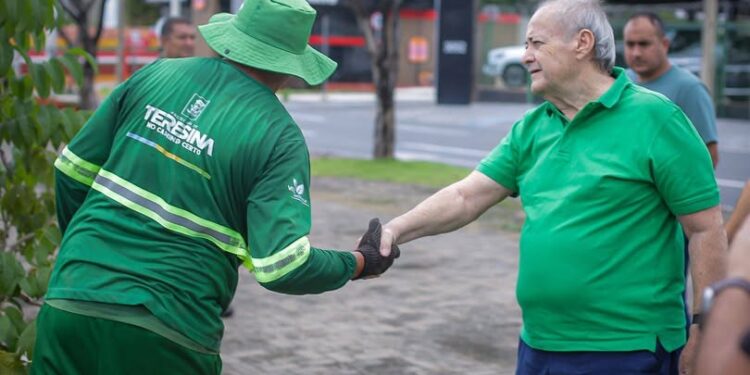 Prefeito Silvio Mendes visita o Centro de Teresina com ação de plantio de árvores e diálogo com a população