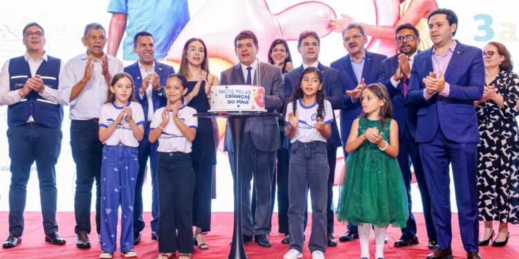 Governo do Piauí entrega mais de R$14 milhões para escolas por avanço histórico na alfabetização na idade certa