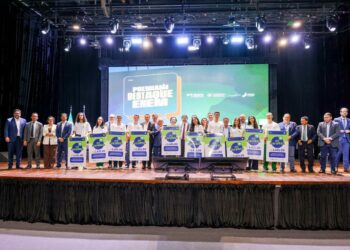 Estudantes da rede estadual com as 50 melhores notas do Enem 2025 são premiados com um salário mínimo