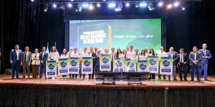 Estudantes da rede estadual com as 50 melhores notas do Enem 2025 são premiados com um salário mínimo