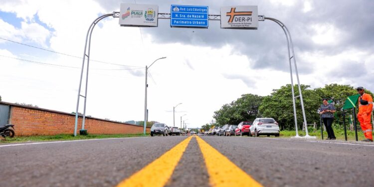 Governador inaugura novo asfalto da PI-320 e autoriza mais R$ 4 milhões em obras para Nossa Senhora de Nazaré