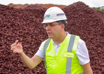 Governador visita operação de mineradora que produz 1,5 milhão de toneladas de minério ao ano e gera mil empregos em Piripiri