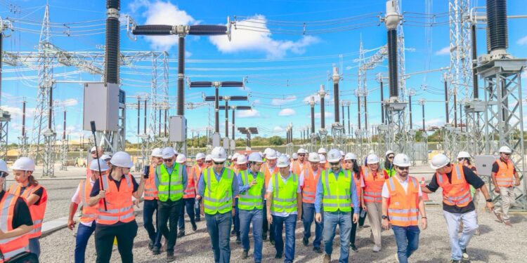 Governador acompanha implantação de linha de transmissão que vai ampliar distribuição de energia renovável