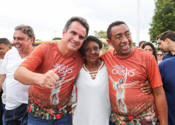 No Domingo de Páscoa, Joel e Ciro participam de procissão no meio da multidão no Centro de Teresina