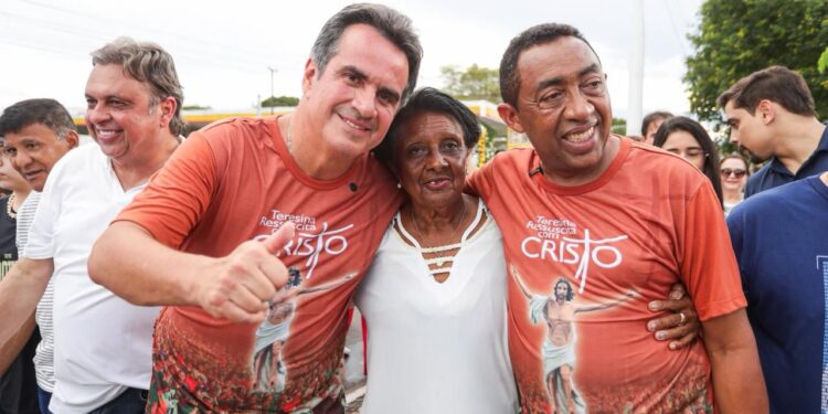 No Domingo de Páscoa, Joel e Ciro participam de procissão no meio da multidão no Centro de Teresina