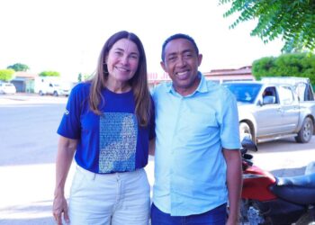 Joel é recebido por populares ao lado de Margarete em visita ao mercado de São Raimundo Nonato