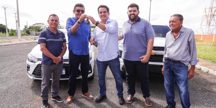 Ciro Nogueira entrega veículos e anuncia novos investimentos em São Luís do Piauí