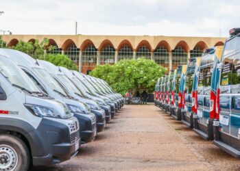 Ministro Wellington Dias entrega 53 vans acessíveis para fortalecer assistência social no Piauí