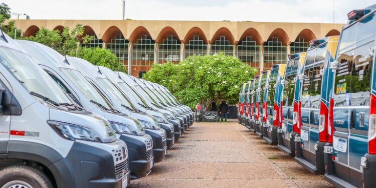 Ministro Wellington Dias entrega 53 vans acessíveis para fortalecer assistência social no Piauí