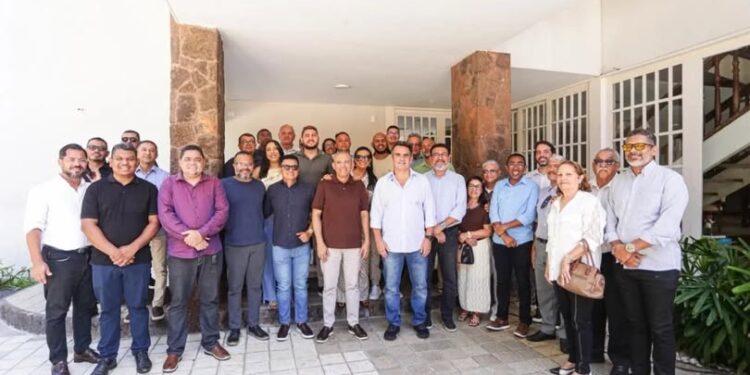 Ciro reúne pastores e reforça diálogo com lideranças evangélicas ao lado de Joel Rodrigues