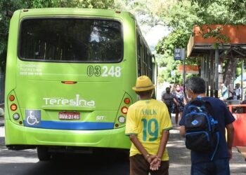Sem acordo, motoristas e cobradores de ônibus devem iniciar greve na segunda (25)
