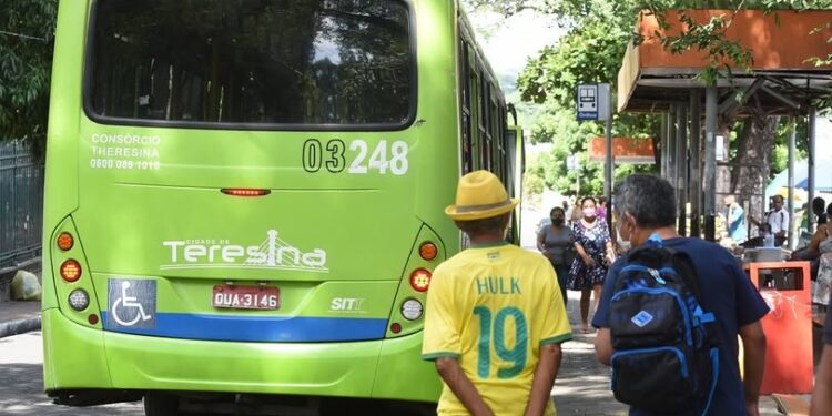Sem acordo, motoristas e cobradores de ônibus devem iniciar greve na segunda (25)