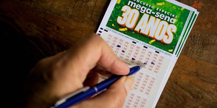 Mega-Sena de 30 anos com prêmio de R$ 300 milhões tem apostas até as 22h de hoje (23)