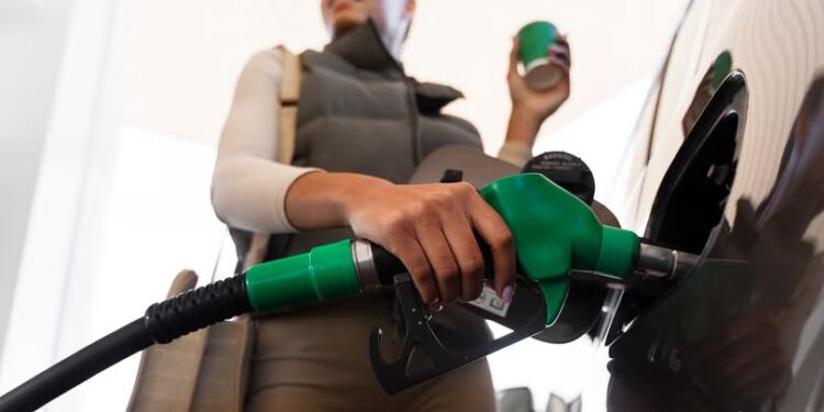 Petrobras anuncia reajuste do preço da gasolina para distribuidoras