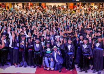 “Não podemos deixar ninguém para trás”, afirma Rafael Fonteles em formatura de mil adultos e idosos pelo Alfabetiza Piauí
