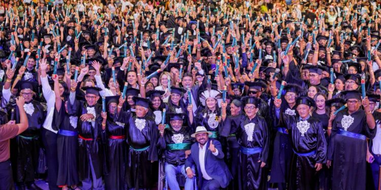 “Não podemos deixar ninguém para trás”, afirma Rafael Fonteles em formatura de mil adultos e idosos pelo Alfabetiza Piauí