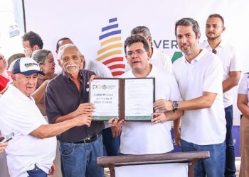Governador inaugura asfaltamento, autoriza construção de praças e obras de abastecimento em Olho d’Água do Piauí