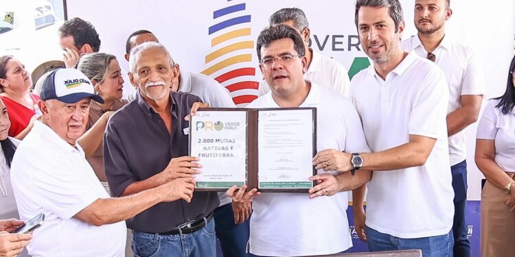 Governador inaugura asfaltamento, autoriza construção de praças e obras de abastecimento em Olho d’Água do Piauí