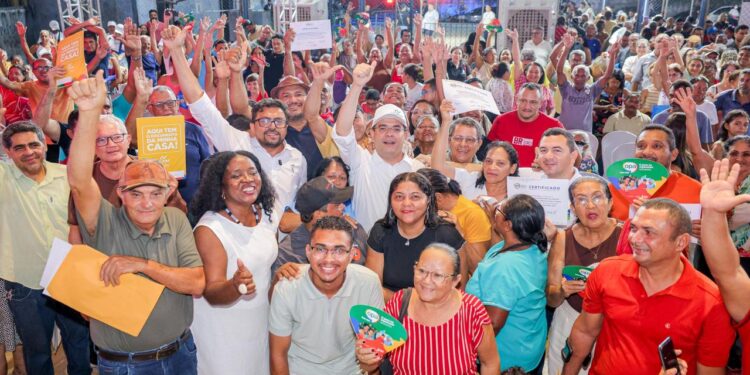Governador entrega 894 registros na zona norte de Teresina; região já soma 18 mil imóveis regularizados