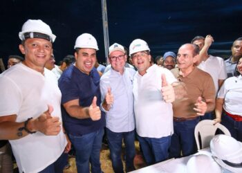 Governador inaugura arena esportiva e acompanha obras na Orla do Açude em Água Branca