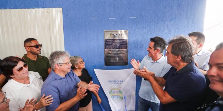 Ciro Nogueira faz novos anúncios e inaugura quadra escolar em Monsenhor Hipólito e União