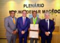 Pré-candidato a governador, Joel Rodrigues recebe homenagem na Alepi e é ovacionado