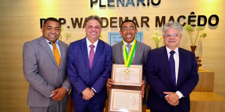 Pré-candidato a governador, Joel Rodrigues recebe homenagem na Alepi e é ovacionado