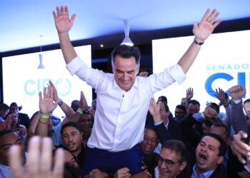 Ciro Nogueira é ovacionado durante encontro com prefeitos em Brasília