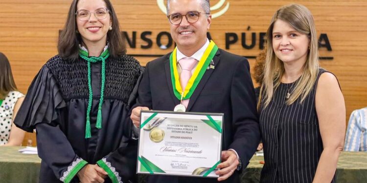 Dr. Vinicius é homenageado com Medalha de Honra ao Mérito da Defensoria Pública do Estado do Piauí