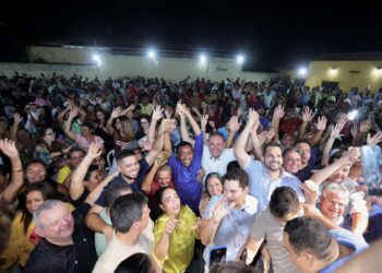 Nos braços do povo, Joel desabafa em ato com multidão na zona Sudeste de Teresina: “Coragem para mudar”