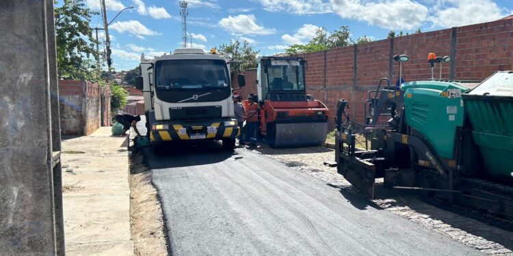 Governador vistoria obras do Programa Mais Asfalto na zona leste de Teresina na quinta (21)